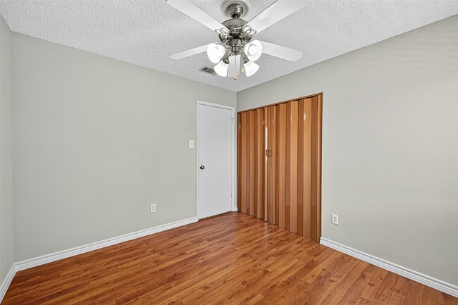 Building Photo - 4650 Glenvillage St