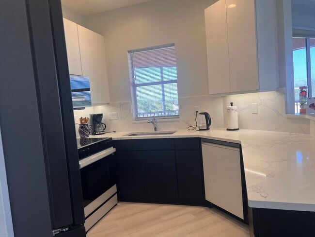 Building Photo - Modern 2BD/2BA Condo in Gondola Park