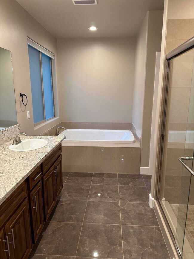 Building Photo - 4 Bedroom 2.5 Bath Foresthill rental oppor...