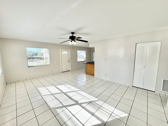 Building Photo - ** NAPLES PARK ** 3 BED / 2 BATH ** PET OK...