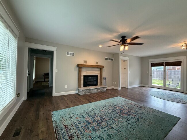 Building Photo - 4 bedroom 2.5 bath near Lake Shawnee