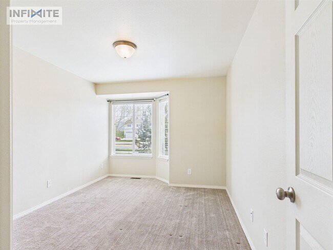 Building Photo - Bright & Spacious 3-Bedroom Apartment