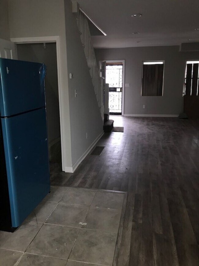Building Photo - Large West Oak Lane home
