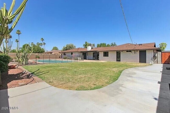 Building Photo - 3013 S Fairway Dr