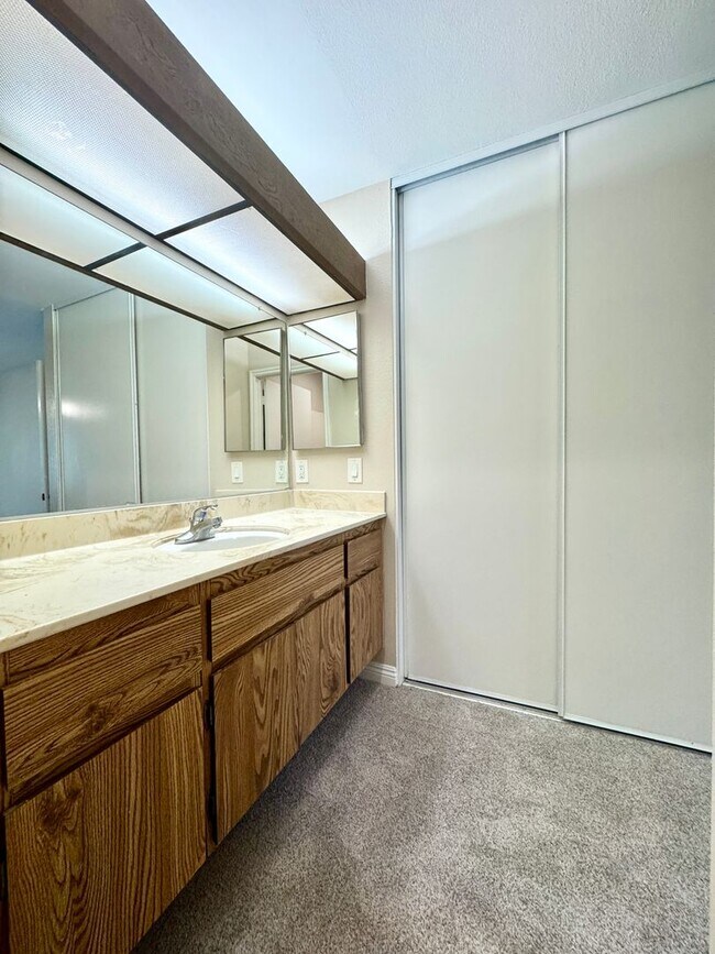 Building Photo - Charming 2 Bed/2 Bath Upstairs Condo in Qu...