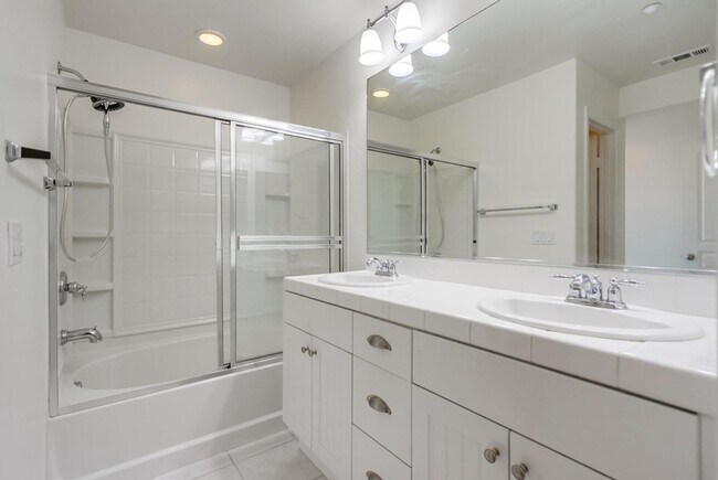 Building Photo - Available Now! Tri-Level 3 Bedroom 3.5 Bath Townhome!!