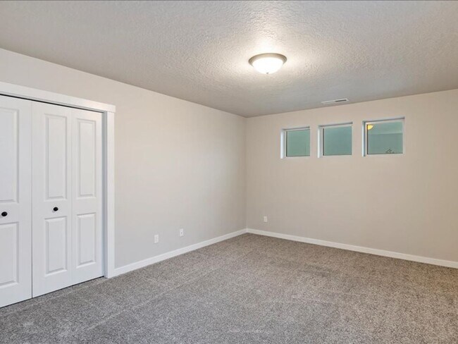 Building Photo - Free September Rent!  Beautiful Newer 4 Bed, 3 Bath located in the heart of Meridian - available ...