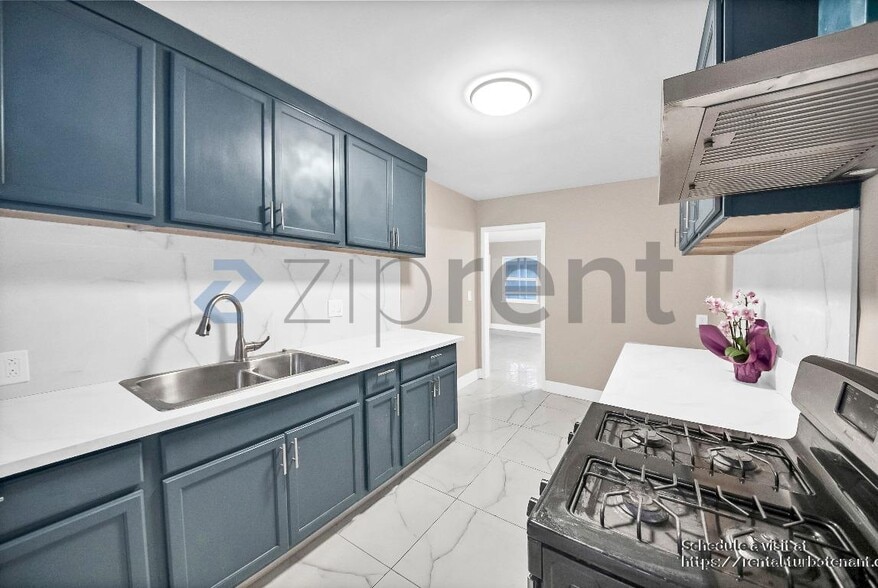 Building Photo - 1434 S Sycamore St