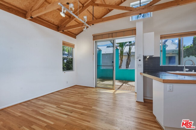 Building Photo - 656 Angelus Pl