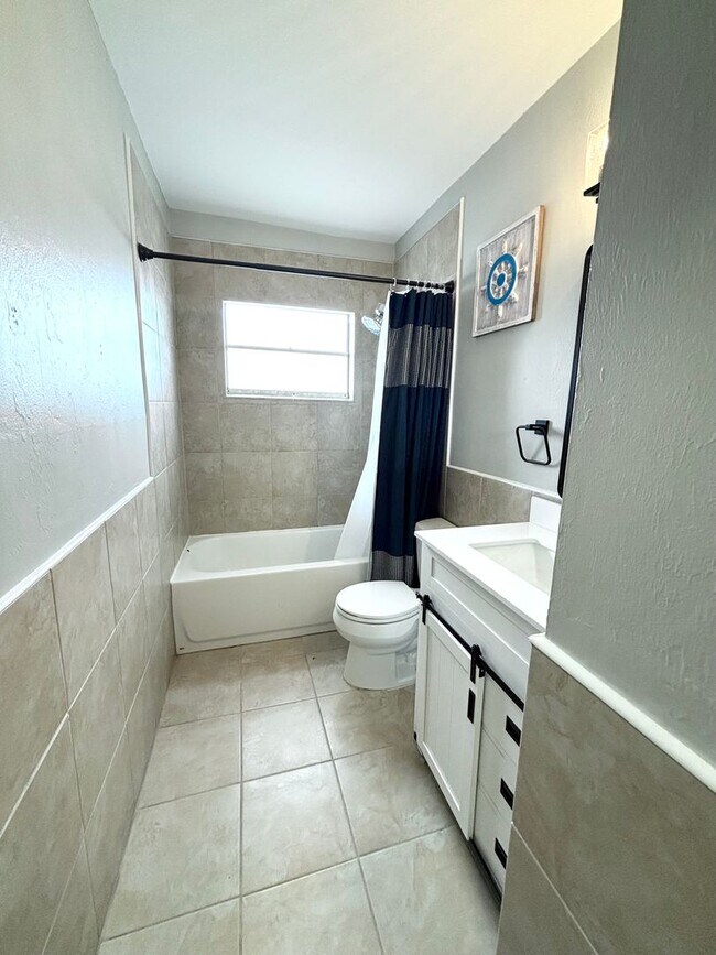Building Photo - Newly Remodeled 3/2 with Pool