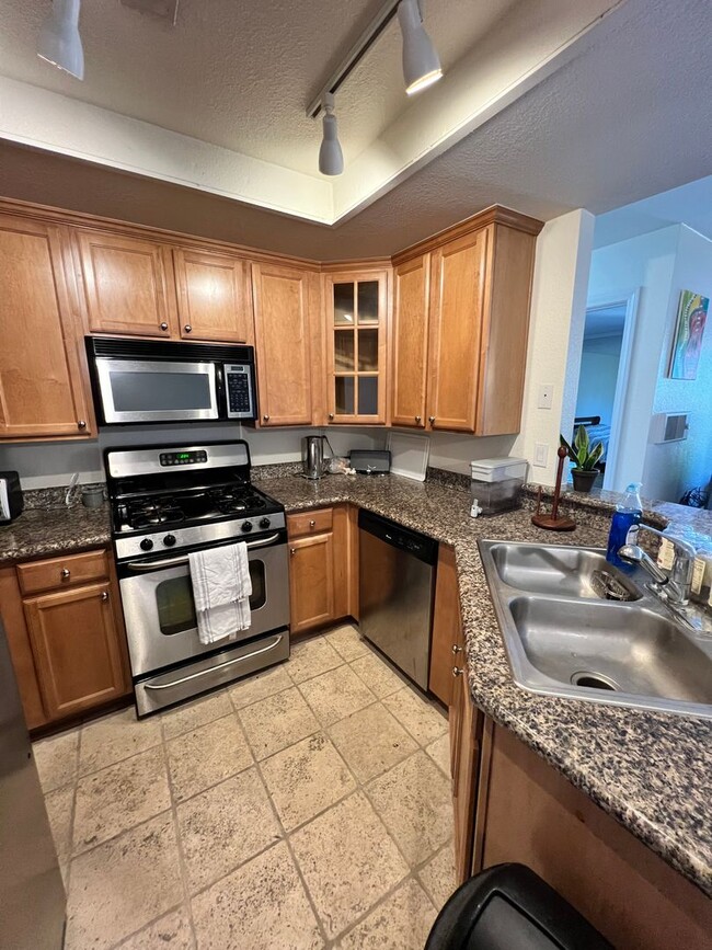 Building Photo - 1 Bed/1 Bath Upper Unit Condo at Del Mar V...