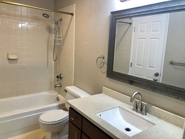 Building Photo - Updated 2 Bedroom Condo in Prime Redmond L...