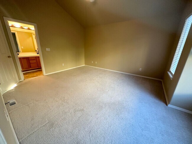 Building Photo - Beautiful 3 Bedroom Townhouse in West Linn!
