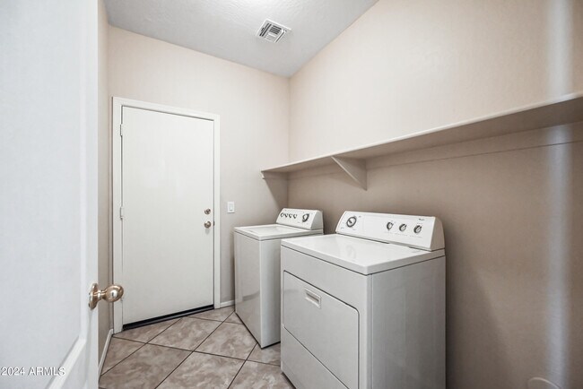 Building Photo - 1543 E Nightingale Ln