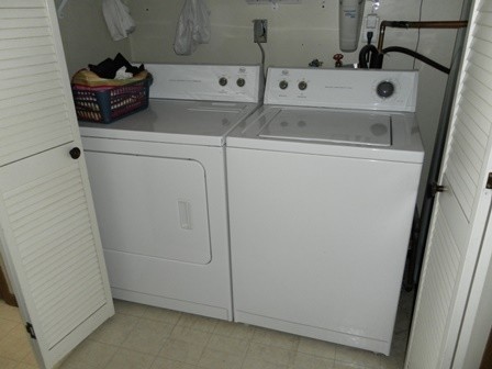 Building Photo - $1,100 | 2 Bedroom, 1 Bathroom Condo | Cat...