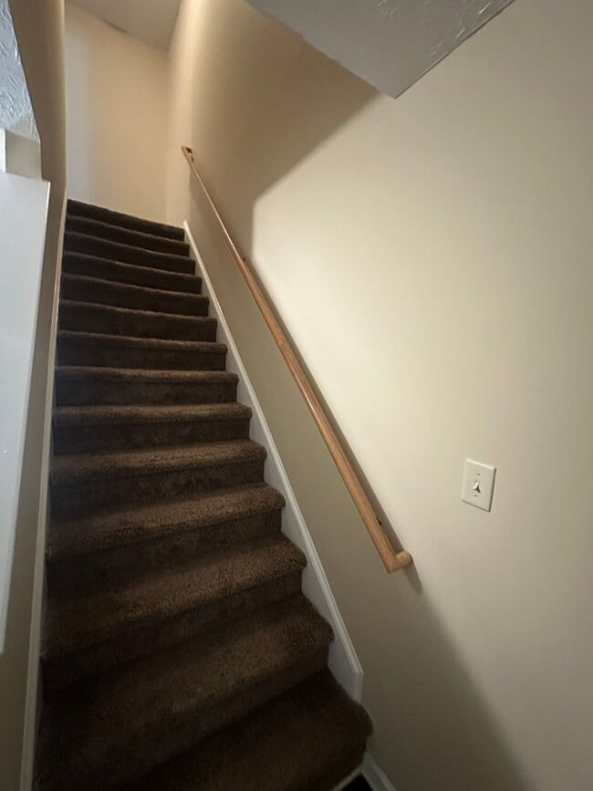 Building Photo - Beautiful 3 Bed 2.5 Bath Home with Spacious Fenced Yard