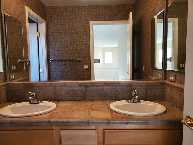 Building Photo - Huge 2 Bedroom House with separate Office ...