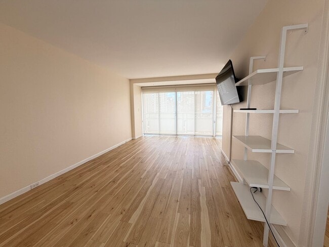 Building Photo - Bright Updated 1 bedroom with covered parking. ALL utilities included