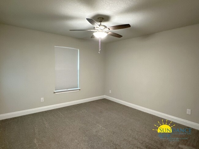 Building Photo - 5 Bedroom like new BEAUTIFUL Navarre home, call today!