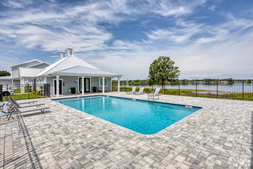 Pool - 2401 NW 21st St Winter Haven, FL - The Townhomes of Evergreen on Lake Idylwild