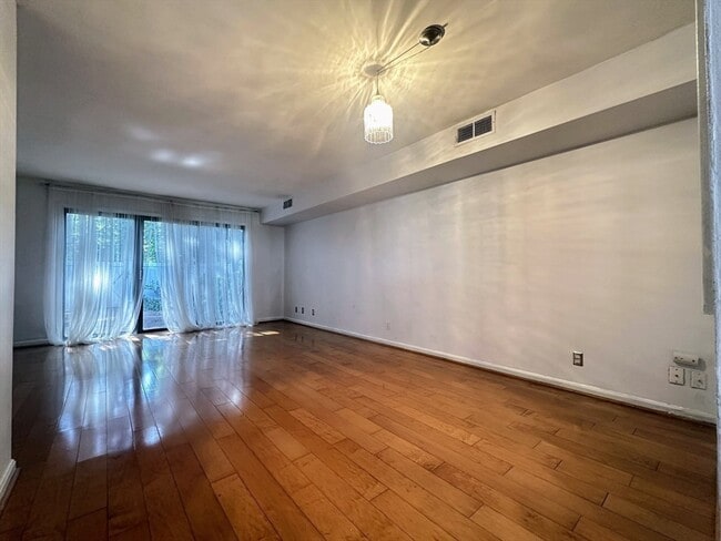 Building Photo - 606 Windsor Dr N