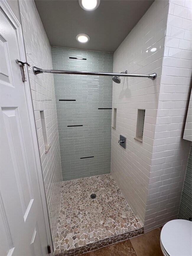 Building Photo - 1204 W 39th St