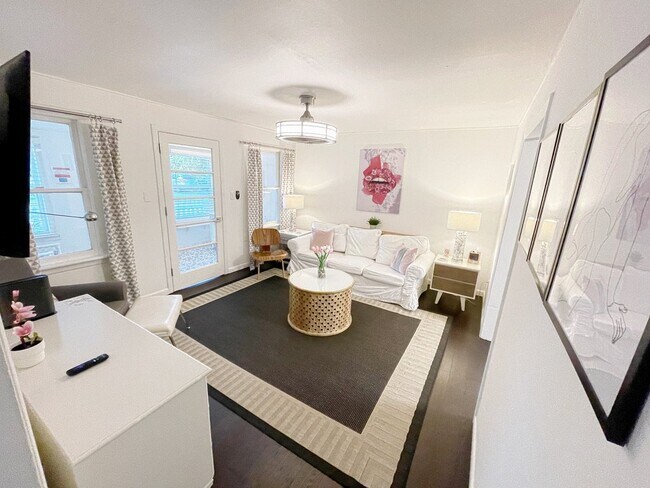 Building Photo - 835 NE 21st Dr