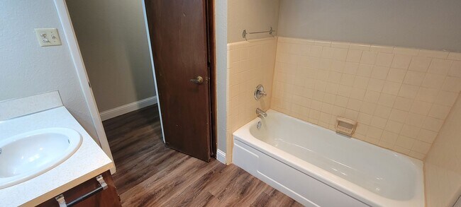 Building Photo - GREAT THREE BEDROOM 2 BATH HOME IN NORTH CLOVIS