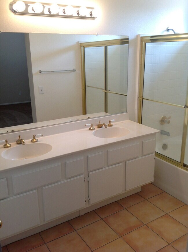 Building Photo - 3 BEDROOM, 2 BATHROOM CLOSE TO SCHOOLS!