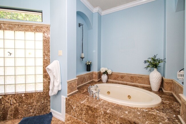 Building Photo - ** THE MOORINGS ** SINGLE FAMILY HOME 3 PL...