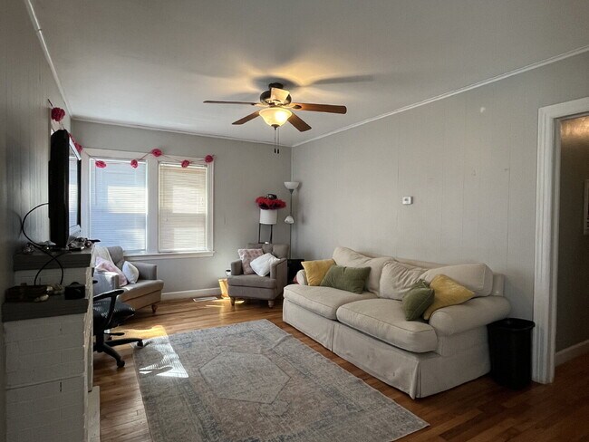 Building Photo - 3 Bedroom for Lease June 1