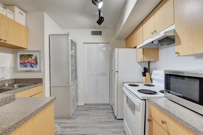 Building Photo - 704 Villa Cir