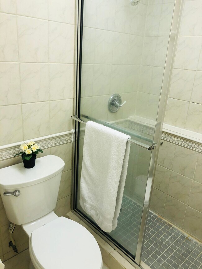 Building Photo - 3690 Inverrary Dr