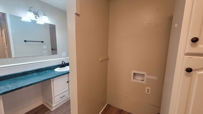 Building Photo - 643 NE Channon Ave