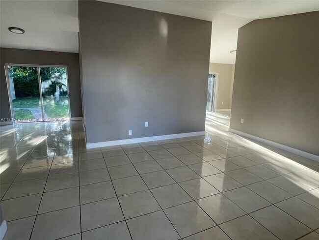 Building Photo - 17900 SW 154th Ct
