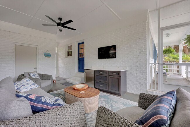 Building Photo - Furnished Off-Season 3bd/2ba Coastal Retreat with Screened Porch & Private Parking