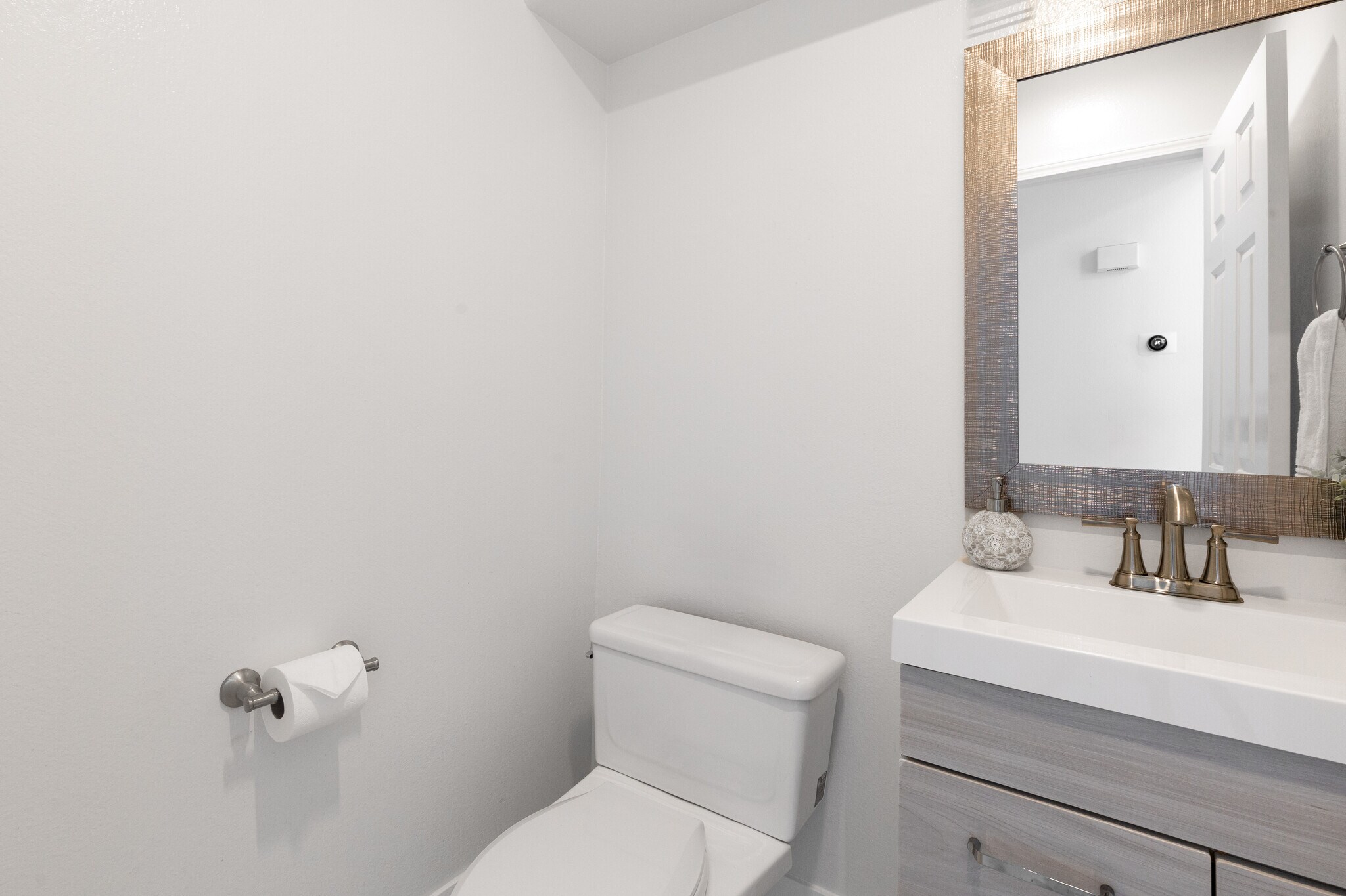 Building Photo - 8755 E Garden View Dr