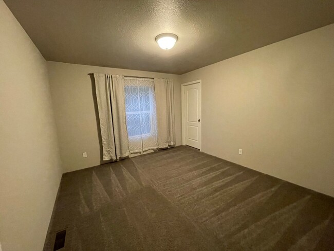 Building Photo - ***PENDING APPLICATION***Beautiful Home wi...