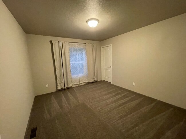 Building Photo - ***PENDING APPLICATIONS***Beautiful Home w...