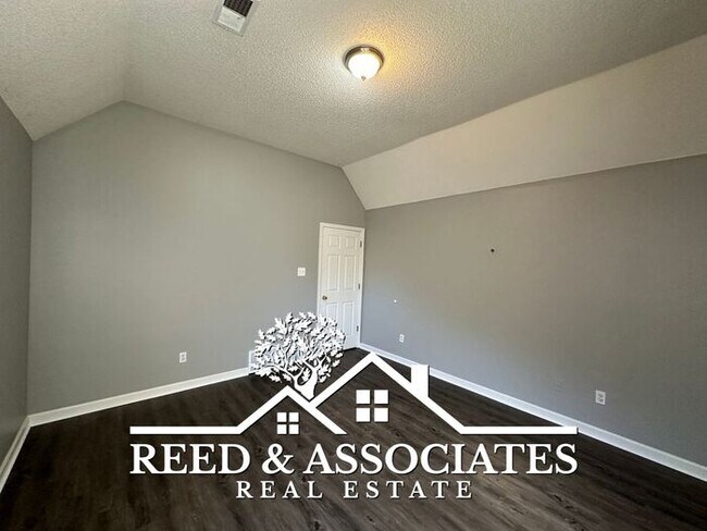 Building Photo - 3 Bedroom in Raleigh! New Flooring