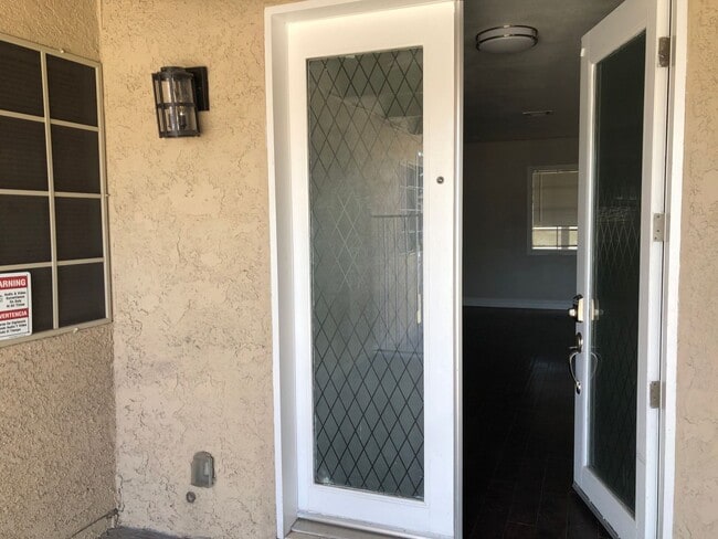 Building Photo - 4 BEDROOM / 2 BATH SINGLE FAMILY HOME W/ CASITA