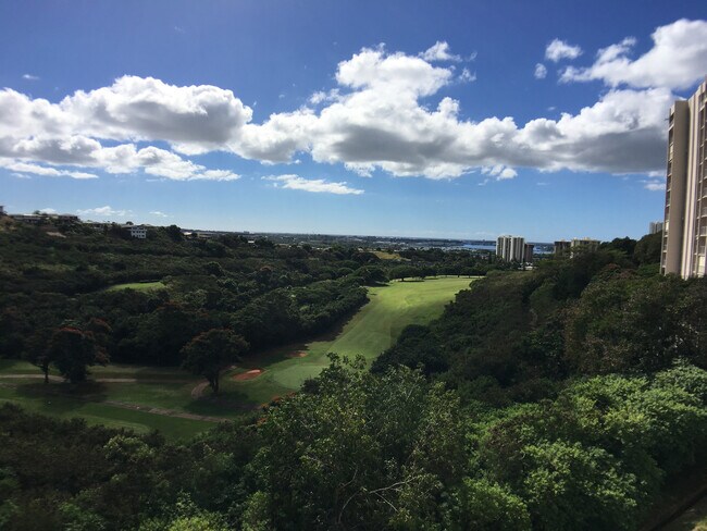 Building Photo - Colonnade On The Green