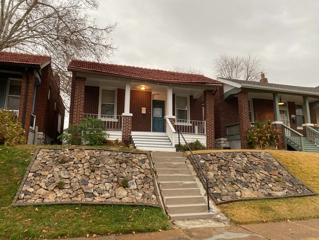 Building Photo - Beautiful Renovated Home in South Hampton ...