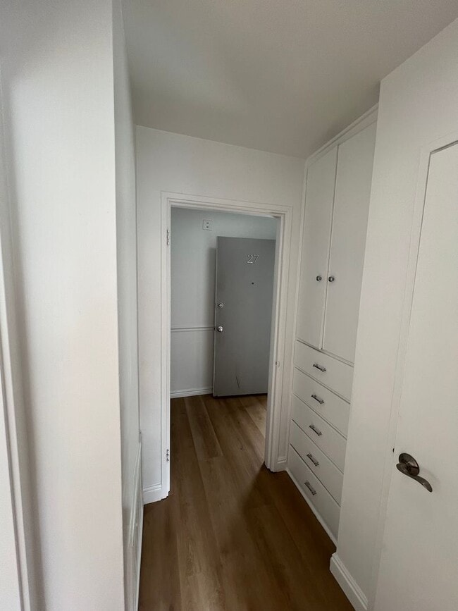 Building Photo - $995 Per month