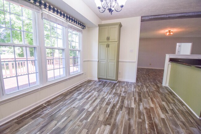 Building Photo - 3 Bedroom 2.5 Bathroom with a Bonus: Small...