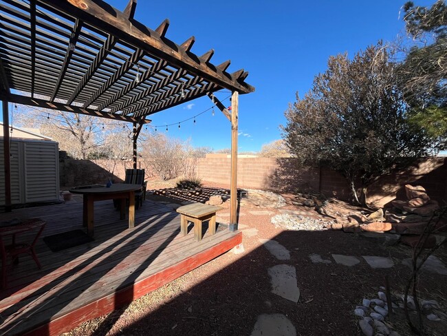 Building Photo - Southwestern 3 Bedroom 2 Bathroom Home In ...