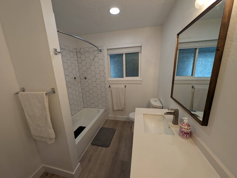 Building Photo - 5206 W Hunter Dr