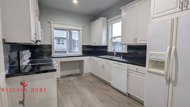 Building Photo - 4520 S Thompson Ave