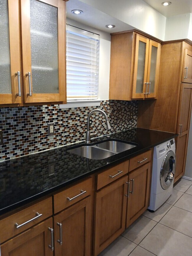 Building Photo - 2 Bedroom, 1 Bath Condo Near 75 and Walnut...