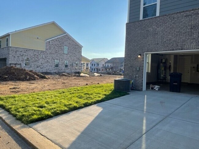 Building Photo - Stunner in Murfreesboro
